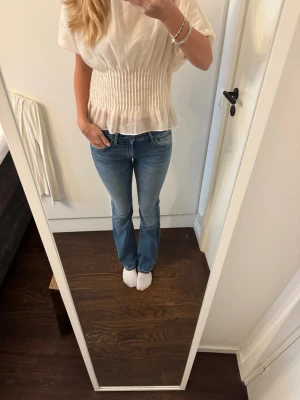 Lowwaist jeans Zara - Säljer mina lowwaist Zara jeans. Passar perfekt i längden för mig som är 177cm. Nypris 559kr, säljer för 300kr. 🌷🌷