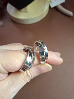 Silvriga chunky hoops örhängen - Säljer ett par chunky hoops örhängen i blankt silverfärgat metallmaterial. De har en bred, rundad form och stängs med klassisk nål och plopp. Perfekta för dig som gillar statement-smycken med minimalistisk vibe.