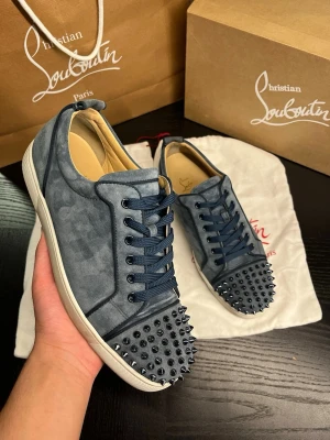 Washed blue Christian Louboutin  - Skorna är i mycket bra skick - se bilder. Storlek 44. Garanterad äkthet. Allt på bild ingår (tillhör ett annat par loubs) . Hör av er vid funderingar! 