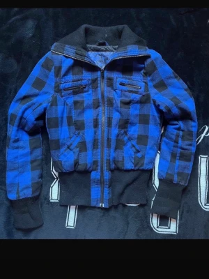 Y2k höst/vår jacka - Supersnygg rutig y2k jacka i lila och svart. Är väldigt varm och bekväm. Är i storlek M och är i mycket bra skick.