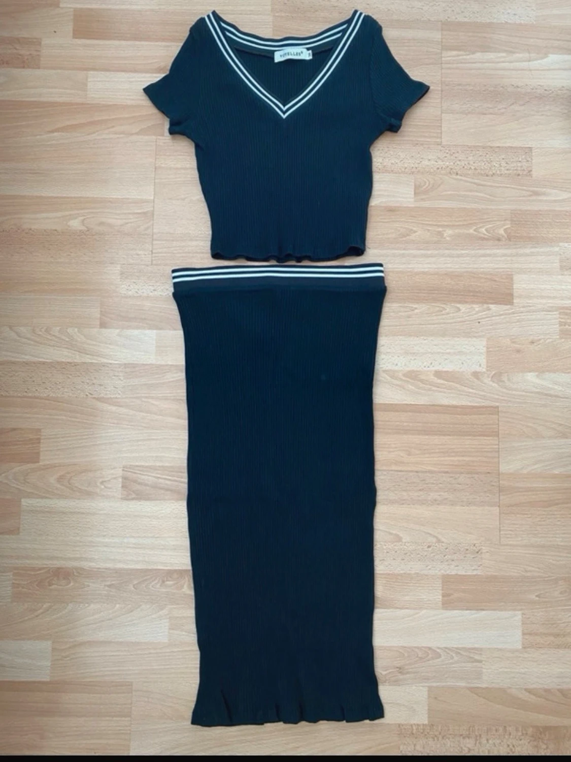 Svart ribbat set med vita ränder