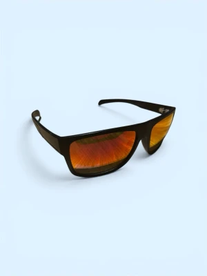 Svarta solglasögon med orange/röd glas - Snygga solglasögon med svart båge och rektangulär form. Glasen har en spegeleffekt i orange och rött som ger en cool look. Perfekta för att sticka ut i solen. Bågarna är i plast och sitter bekvämt på huvudet. Skriv privat för mer bilder