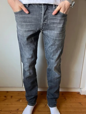 Jack & Jones Slim Straight Tim Jeans - Säljer dessa feta jack and jones jenas i modellen slim fit tim. Storlek W30/L32. Modellen väger 68kg och är 183 cm lång. Skriv vid funderingar eller frågor!