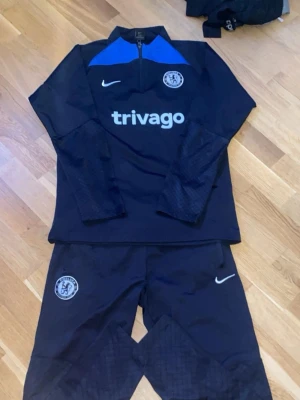 Nike Chelsea 2025 Tracksuit  - Ett träningsset från Nike och Chelsea FC. Den är i extremt bra kvalite och skick. Kan användas bara för att chilla med den eller gå ut och spela sporter, jätte strechig! Vid frågor skriv bara till mig 😊. Mvh