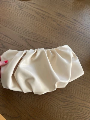 Balväska - Väska från LXA perfekt för bal eller sommaren. Knappt använd. Krämvit/beige
