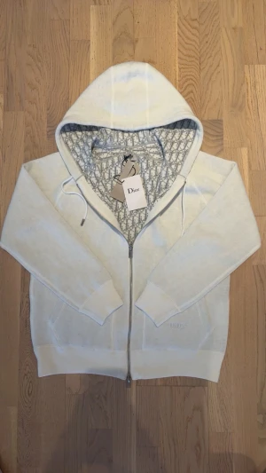 Zipp hoodie - Säljer denna fina zipphoodien jag fick i present eftersom att den tyvärr inte passar mig den är tjock och skön, den väger också en hel del vilket få mig att tro att den är äkta.