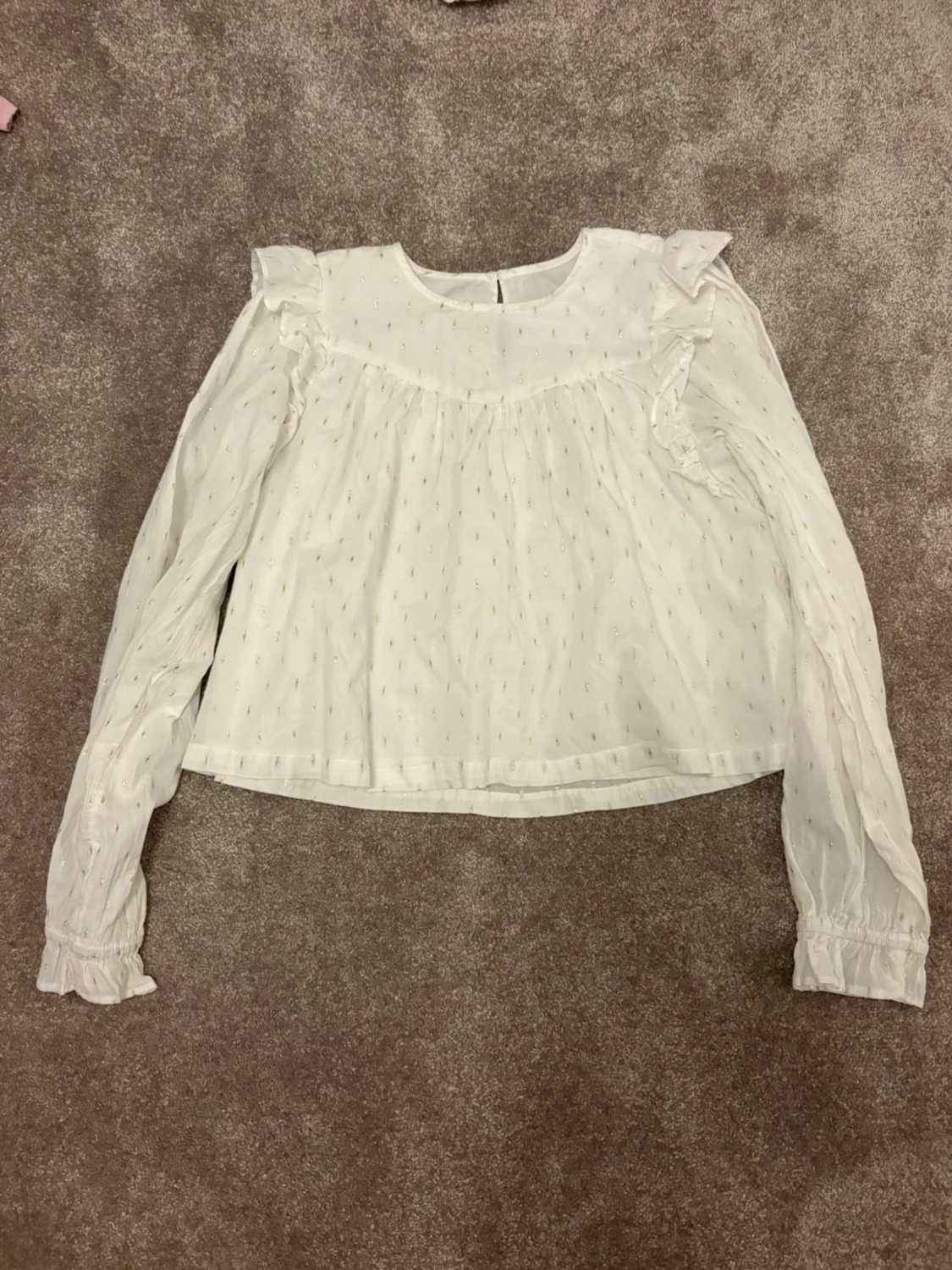 Vit blus med volangdetaljer