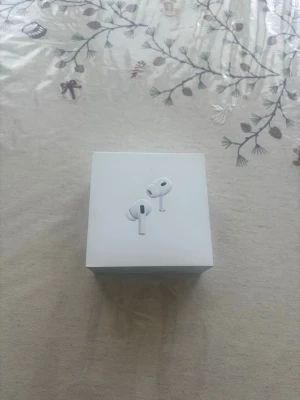 Apple AirPods Pro 2 - Säljer ett par Apple AirPods Pro i vit färg. Trådlösa in-ear hörlurar med stilren design och korta stjälkar. Kommer i originalförpackning. Perfekta för musik, samtal och träning.
