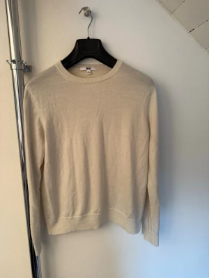 Vit Uniqlo tröja  - Tjabba! Säljer nu denna vit uniqlo tröjan i storlek M men sitter som xs-s! Den är i ett bra skick, inga defekter! Om ni har några tankar eller funderingar så är det bara att hör av sig!😄
