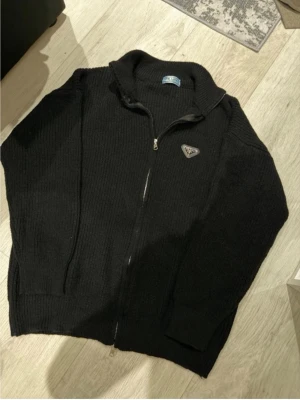 Prada Cardigan - Väldigt fräsch cardigan perfekt inför sommaren fick i present men är lite för stor för mig