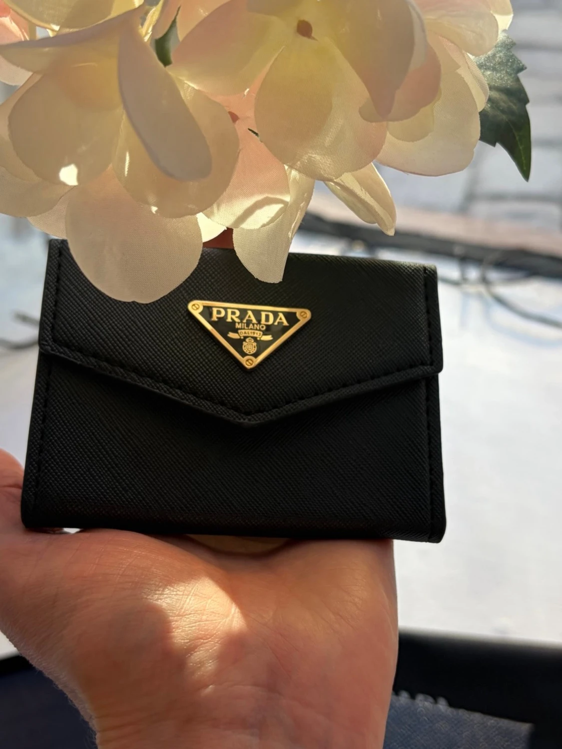 🖤 Prada-plånbok i klassisk kuvertmodell och saffianoläder
