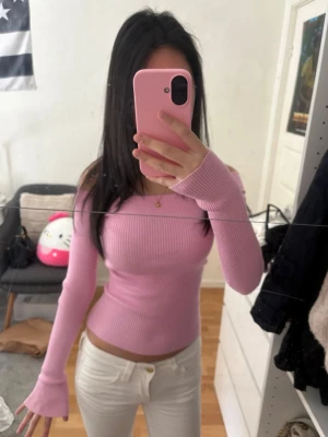 Offshoulder Ljusrosa topp - Supersnygg ljusrosa ribbad topp med lång ärm och figurnära passform. Super cute men lite för liten för mig 💕skriv om du har frågor, kolla min profil för annat fint !!