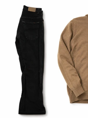 Svarta nudie jeans - Dessa svarta nudie jeans är perfekta till sommaren och ett måste i din garderob!! Jeansen sitter perfekt och ser riktigt schyssta ut. Storlek W29 L32