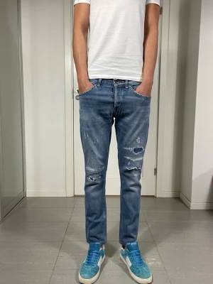 Dondup George Jeans  - Säljer nu dessa Dondup George Jeans med snygga slitningar i populär design, skriv för fler bilder/frågor🙌🏼