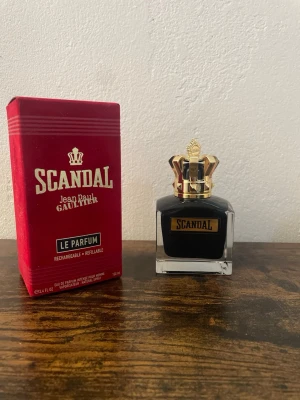 Scandal Le Parfum Jean Paul Gaultier (100ml) - Helt ny Scandal Jean Paul Gaultier (100ml)                  Max 10 sprut har användts                                         Säljer då jag fick en annan, helt ny parfym i present.