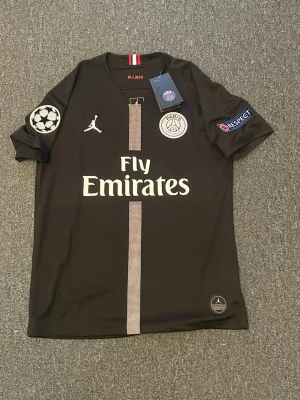 Psg tröja  - Säljer psg t shirt från säsongen 18/19 med neymar på ryggen nummer 10. Deras första collab med Jordan när dom använde tröjan endast i Champions League. Den är helt ny och är inte använd samt inga fläck på tröjan. Storleken är M den kan passa till S men blir lite för stor. 