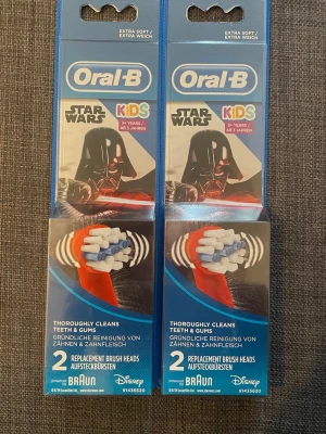 Oral-B Star Wars borsthuvuden barn - Två förpackningar med extra mjuka Oral-B Star Wars borsthuvuden för barn, passar eltandborstar från Braun. Designade för barn från 3 år och uppåt, med motiv av Darth Vader. Varje förpackning innehåller 2 borsthuvuden.