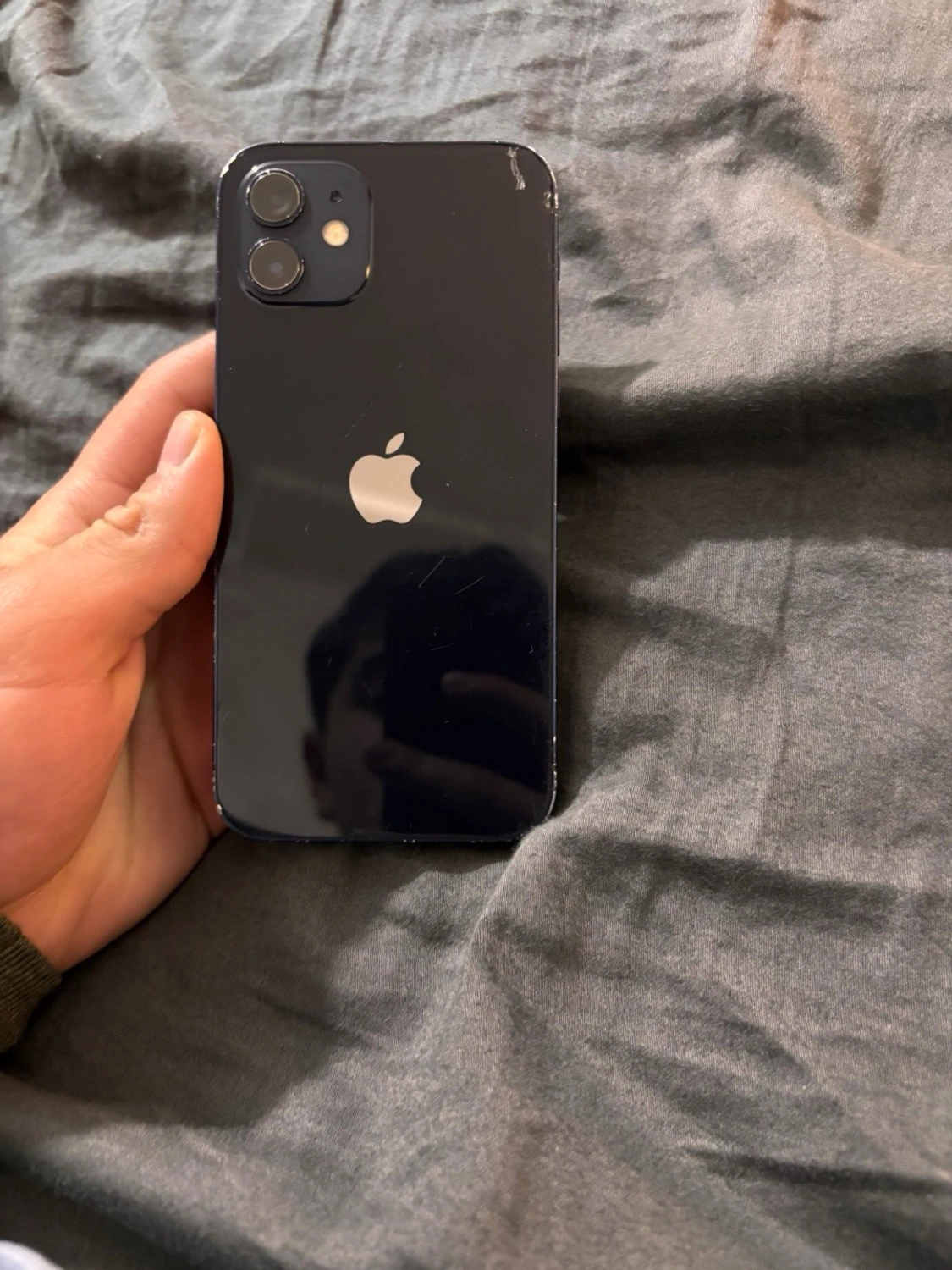 Svart iPhone 12 med dubbla kameror - 1