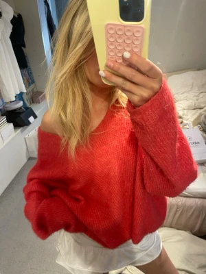Mos Mosh stickad korall/rosa - Så snygg stickad tröja från Mos Mosh, nypris ca 1200. Säljer för 350💕Storlek L men sitter snyggt på mig som har Xs/S, skulle även säga att den passar M och går att ha off shoulder! Skulle mer säga att storleken är M.