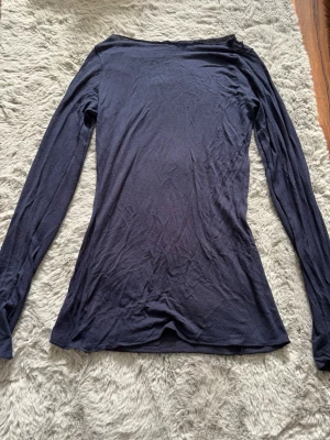 Mörkblå långärmad topp från Intimissimi - Använt ett par gånger 🫶🏼Tröjam har små hål som inte märks när man har på sig den. 