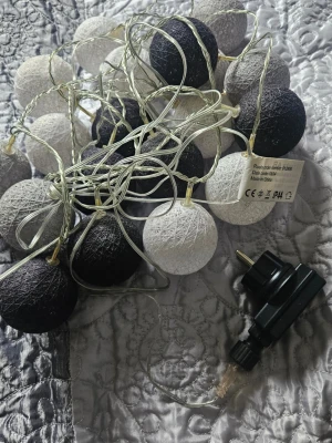 LED ljusslinga Lysa från Rusta - Säljer en LED ljusslinga Lysa från Rusta med 20 bollar i svart, vitt och grått. Slingan har transparent kabel och drivs med 31V DC adapter. Perfekt för att skapa mysig stämning i rummet eller på balkongen. En trasig boll men inget som stör funktionen eller utseendet.