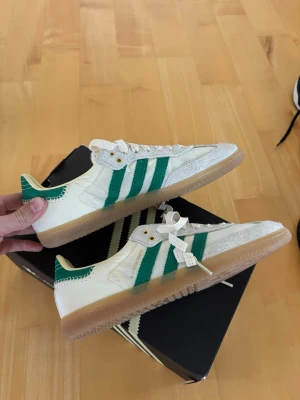 Adidas X Wales Bonnier 43,5 cm - Ett par helt otroliga vita unika sneakers från Adidas X Wales Bonnier i storlek 43,5 cm. Nypris på närmare 10 000 kr, skicket är verkligen som helt nytt! Brutalt snygga och eftertraktade skor av högsta kvalite som är väldigt snygga och passar till allt, helt perfekta nu till sommaren och tveka inte vid minsta fråga eller fundering!
