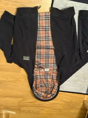 Burberry hodie  - Svart burberry hoodie med ett märke som säljer Burberry from london. Den är i mycket bra skick och perfekt inför sommaren 
