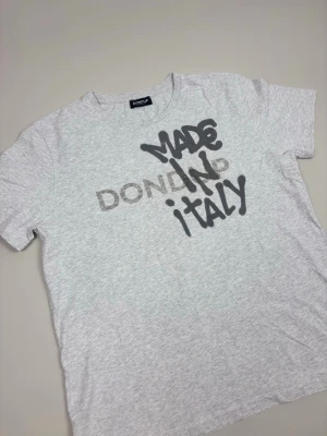 Dondup "Made In Italy" Graffiti T-Shirt - Dondup "Made In Italy" Graffiti T-Shirt | Modell: "Made In Italy" Graffiti | Slutsåld i butik | Skick: Mycket fint | Nypris: 1499 kr | Storlek: L | Hör av dig vid minsta fundering 📦