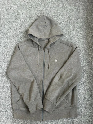 Ralph Lauren zip - Hej! Säljer en zip tröja från polo Ralph lauren i nyskick. Den är knappt använd och har inga skavanker. Tveka inte på att höra av dig vid fler frågor🙌🙌