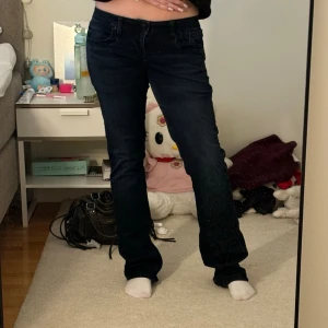 Mörkblå bootcut lowwaist jeans, LTB, 28/34 - Supersnygga jeans ifrån LTB i den populära modellen ”valerie”. Storlek 28/34, vilket motsvarar ungefär M. Syns dåligt på bild men de är väldigt mörkt blåa. Superfint skick, precis som nya men säljer då de är för stora. Tveka inte att skriva vid ytterligare frågor. Tar emot prisförslag 