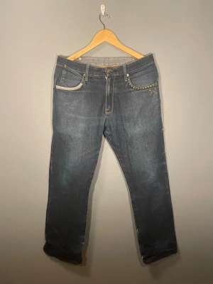 Artful Dodger Jeans - Rätt så rare, Heelbite å saknar några nitar, lagat högerfickan men inte perfekt. Vid frågor skriv! 🤑                                42,5 cm tvärs över midjan och 102 cm total längd, obs kan va några cm fel.