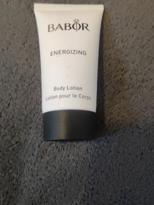 Babor Energizing Body Lotion - Fräsch body lotion från Babor i en vit tub med svart lock. Produkten heter Energizing och är perfekt för dig som vill ha en återfuktande och uppiggande lotion till kroppen. Smidig att ta med i väskan och enkel att applicera.