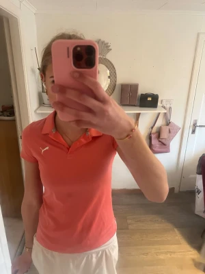 Golf piké - Säljer denna superfina golf pikén i korall💞tyvärr har den en liten fläck som man kan se på sista bilden❣️