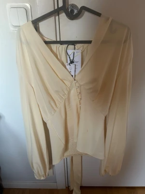 Blus Gina tricot - Såå fin blus från gina tricot. Ny med prislapp. 