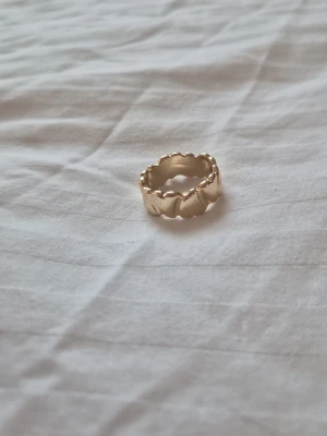 Guldfärgad chunky ring - Säljer en snygg guldfärgad ring från Gina tricot. Använt 2 ggr men märkte ganska snabbt att den va lite för stor så kör köpa en ny storlek! Nypris 149 kr men jag säljer för 69!