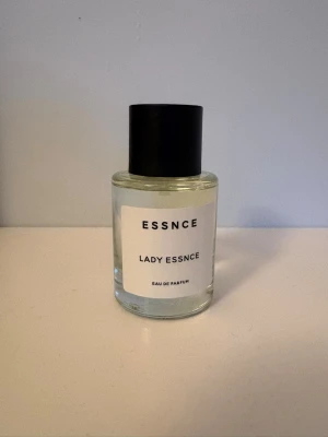 Lady Essnce Eau de Parfum - Doftnoter av bl.a. persika, litchi, plommon och jasmin. Endast tagit några sprut. 