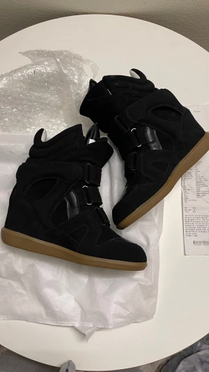 NYA Isabel marant skor - 💕!. helt nya  oanvänd skick  med dustbag och bubble wrap, ( ingen box och ingen kvitto) fick de som present! Kan gå ner i pris vid snabbfär! hör av dig för mera bilder eller om du har funderingar 