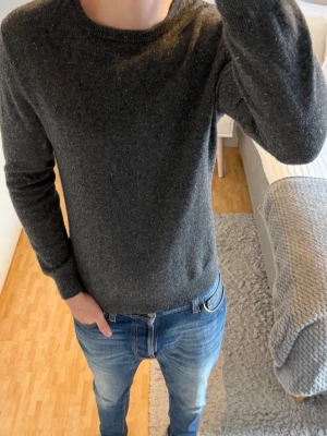John Henric 100% Kashmirtröja - John Henric 100% Kashmirtröja | Storlek: M, passar dig mellan 180-190 cm | Skick: 9/10, använd fåtal gånger | Bara att skriva vid funderingar✍️