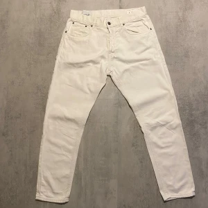 Vita Dondup jeans  - Säljer ett par feta dondup  | skicket på jeansen är 8/10 väldigt bra | storlek 33 | ny pris 4000: mitt pris är 699 | skriv vid frågor och funderingar  