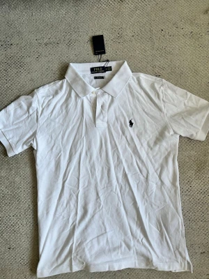Ralph Lauren pike - Jag säljer en helt ny Ralph Lauren piké med taggen kvar. Säljer då den inte passade mig. Pris går att diskuteras 