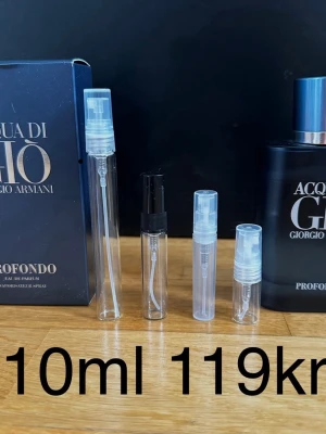Acqua di Giò Profondo Giorgio Armani 10ml - Acqua di Gio Profondo EDP ✨ En djup, fräsch och maskulin havsdoft. Känns ren, cool och modern.  Perfekt vardag + sommar.  ☀️ Passar bäst: vår, sommar  ✨ För dig som vill dofta fräscht men moget.  🔥 Rekommenderar bundle – 15+ andra exklusiva parfymer finns.  Priser: 2ml – 39kr 3ml – 55kr 5ml – 69kr 10ml – 119kr  💎 1 ml ≈ ca 20st sprays