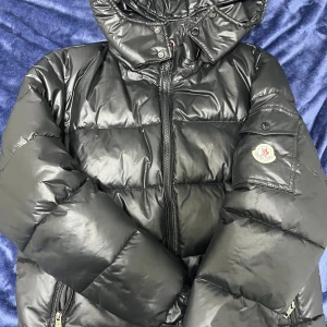 Moncler Maya  - Säljer min moncler från förra året då jag köpt en ny jacka. Det är en äldre model och därför har den ingen NFC och bara qr kod. Jackan är i storlek L men passar mig som har S-M. Pris går alltid att diskutera! Hör av er vid minsta lilla!!