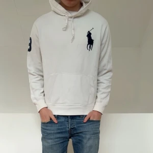 Vit Ralph Lauren Big Pony hoodie - Säljer en Big Pony hoodie ifrån Ralph Lauren i färgen vit! Hoodien är i färgen vit och sitter i strl S men är egentligen en M! Hör gärna av er vid frågor elr funderingar!!