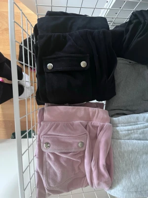 Juicy byxor  - Säljer två par juicy byxor i storlek 12/13!! 250 st eller båda för 400💕💕 kan gå ner i pris vid snabb affär