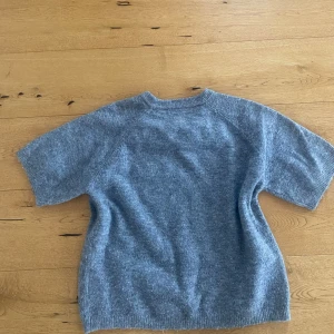 stickad t -shirt (vill väldigt gärna få såld!!) - superfin grå stickad t shirt från lager 157 💛inga hål, fläckar eller liknande och den är i mycket bra skick! storlek 160, men passar även xs/s eftersom den är lite större än sin storlek ✨ ställ gärna frågor och vill få såld så kan sänka priset vid snap affär!