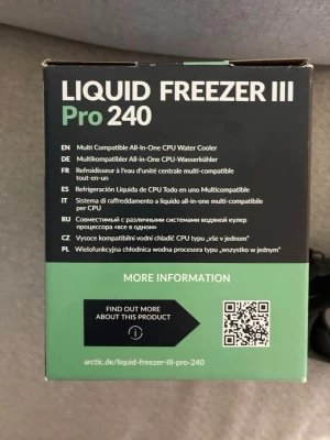 Arctic Liquid Freezer III Pro 240 CPU-kylare - Säljer en Arctic Liquid Freezer III Pro 240, en svart all-in-one vattenkylare för CPU. Kompatibel med både Intel och AMD, inkluderar PWM-kablar, monteringskit och kylpasta MX-6. Perfekt för dig som vill ha effektiv kylning till datorbygget.