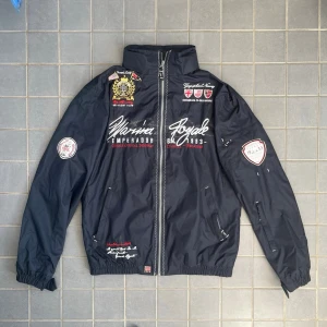 Geographical norway yachting jacka - Sjuk regn/vår jacka med patchwork över hela i kuststil. Inga hål eller flicka. Storlek S men lite större så passar M/S