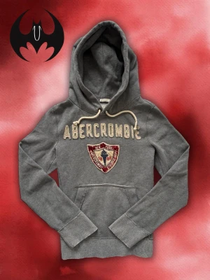 Vintage Abercrombie & fitch Hoodie - Säljer denna jätte snygga och eftertraktade Abercrombie & fitch Hoodie | Size S/M | mycket bra skick | Längd: 66cm Bredd 53cm Armlängd: 69cm | Skyltdocka: M — 48 cm axlar, 75 cm midja | Lägg endast bud med avsikt att köpa nu, inga fördröjningar!
