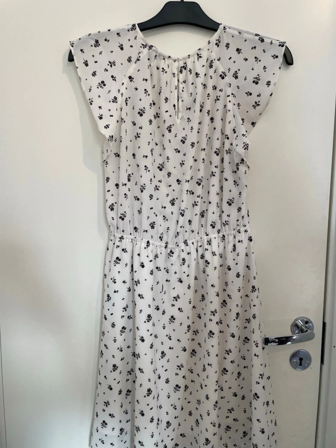 Vit blommig klänning med volang - 1