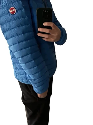 Blå pufferjacka från Colmar - Säljer en blå pufferjacka från Colmar med quiltad design och två dragkedjeförsedda fickor framtill. Jackan har Colmar-logga på ärmen och vid kragen. Lättviktig och perfekt för kalla dagar. Stängs med dragkedja framtill.Passar dig som är mellan 165/178cm, pris kan diskuteras, hör av er vid fler frågor eller funderingar.